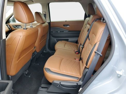 Used 2022 Nissan Pathfinder Platinum w/ Cargo Package image 18