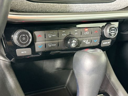 Used 2022 Jeep Compass Latitude w/ Convenience Group AWD/4WD image 23