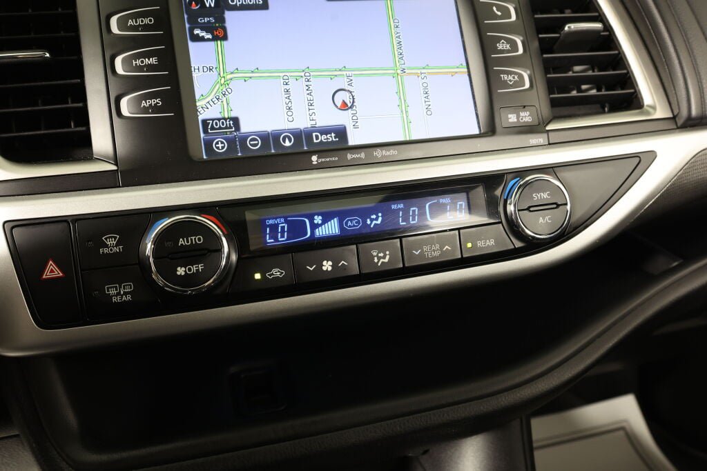 Used 2017 Toyota Highlander SE AWD/4WD image 38