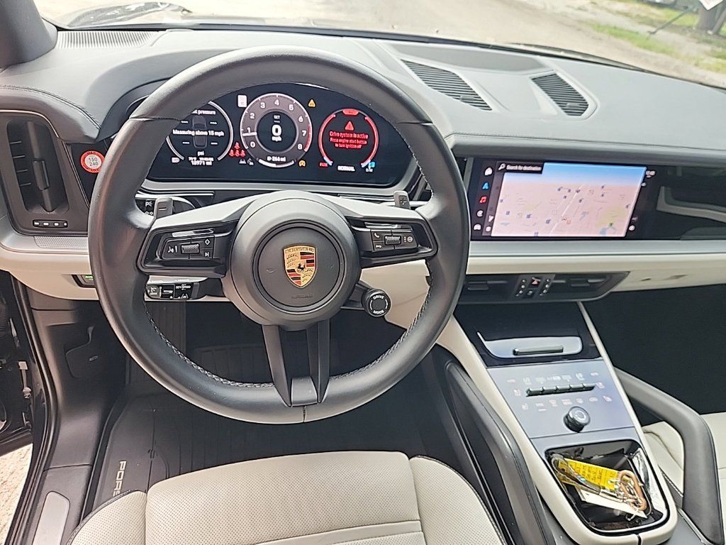 Used 2024 Porsche Cayenne AWD/4WD image 4