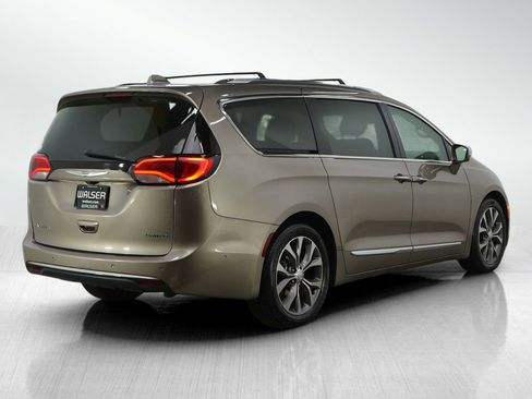 Used 2017 Chrysler Pacifica Limited image 5