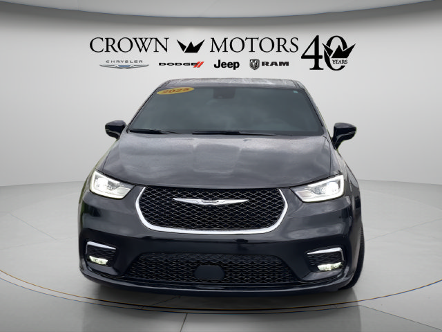 Used 2025 Chrysler Pacifica Select FWD image 2