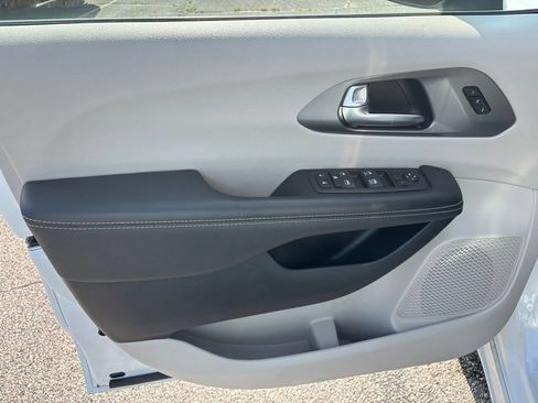 Used 2023 Chrysler Pacifica Touring-L FWD image 17
