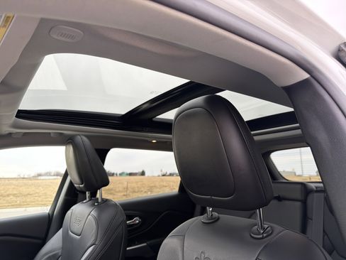 Used 2022 Jeep Cherokee Limited w/ Elite Package image 5