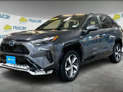 Used 2023 Toyota RAV4 SE image 3