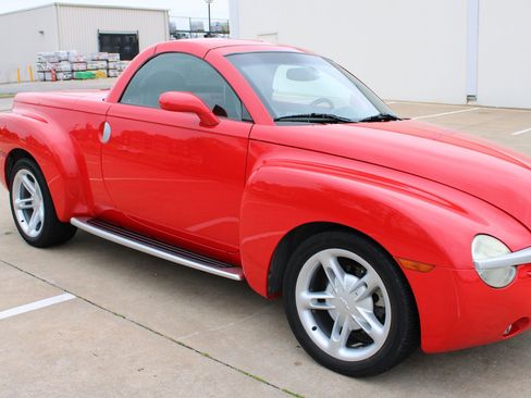 Used 2004 Chevrolet SSR w/ Preferred Equipment Group RWD image 11