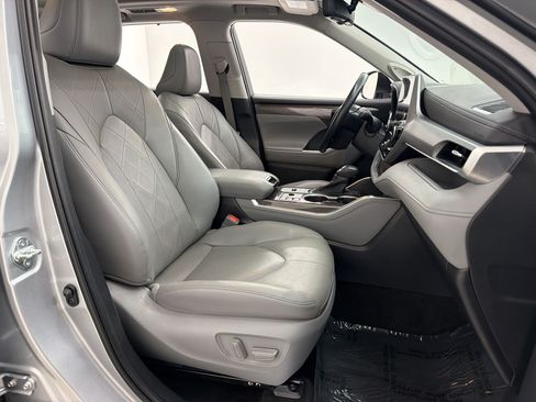 Used 2023 Toyota Highlander Platinum FWD image 28
