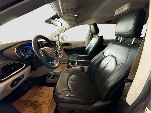 Used 2019 Chrysler Pacifica Touring-L FWD image 18