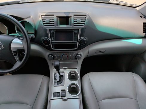 Used 2013 Toyota Highlander Plus FWD image 30