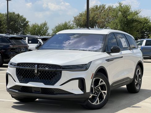 New 2025 Lincoln Nautilus Premier w/ Equipment Group 102A image 2