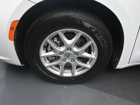 Used 2023 Chrysler Pacifica Touring-L FWD image 27