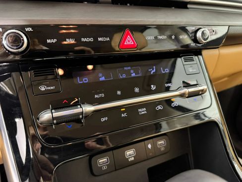 Used 2024 Kia Carnival EX FWD image 19