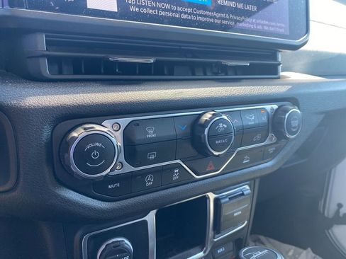 Used 2024 Jeep Gladiator Sport AWD/4WD image 13