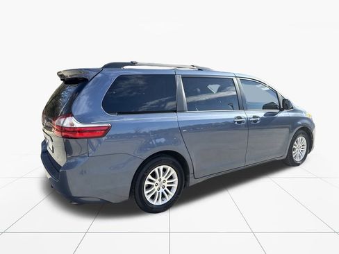 Used 2017 Toyota Sienna XLE image 9