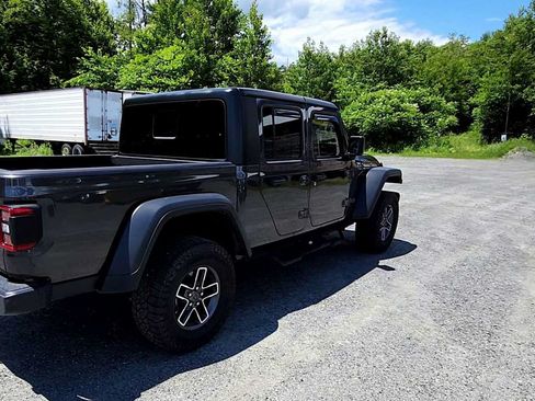 Used 2024 Jeep Gladiator Mojave w/ Convenience Group AWD/4WD image 8