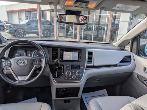 Used 2019 Toyota Sienna XLE Premium image 14