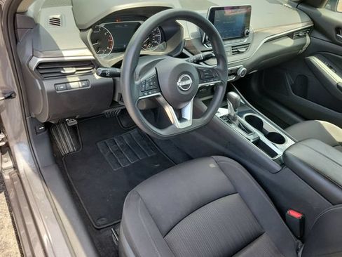 Used 2024 Nissan Altima 2.5 SV FWD image 9