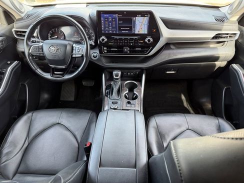 Used 2021 Toyota Highlander Platinum image 12
