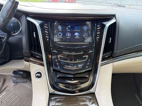 Used 2018 Cadillac Escalade Luxury AWD/4WD image 17