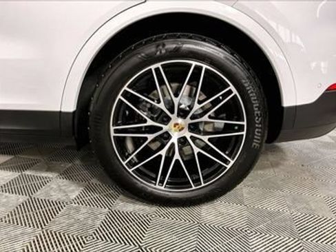 Certified 2024 Porsche Cayenne AWD/4WD image 33