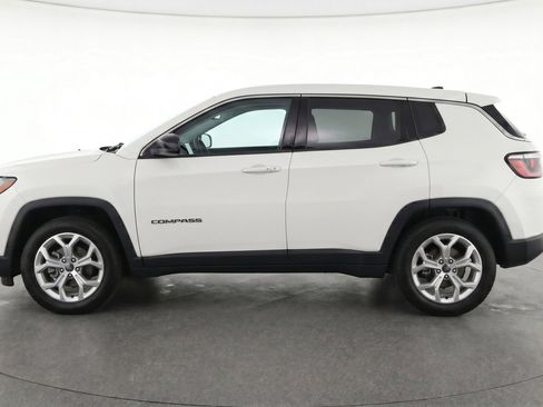 Used 2025 Jeep Compass Latitude AWD/4WD image 5