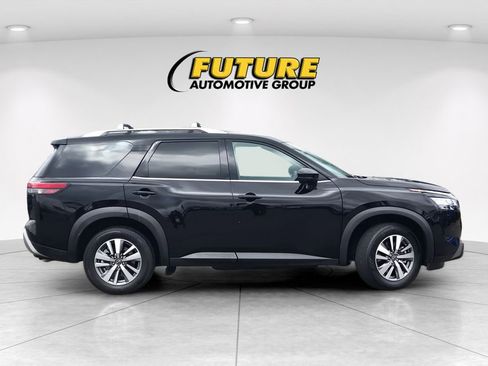 Used 2023 Nissan Pathfinder SL w/ Lighting Package (N92) FWD image 3