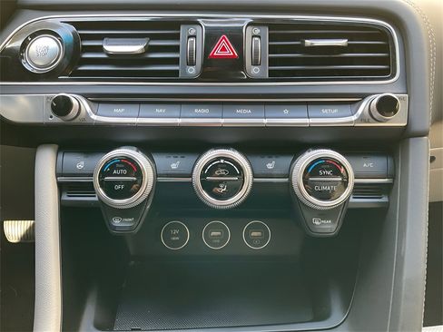 Used 2023 Genesis G70 2.0T image 23