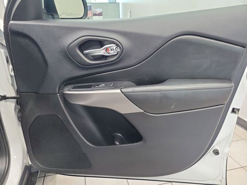Used 2019 Jeep Cherokee Latitude Plus w/ Comfort/Convenience Group AWD/4WD image 19