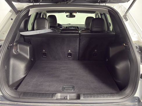 Used 2019 Jeep Cherokee Latitude Plus w/ Comfort/Convenience Group image 9