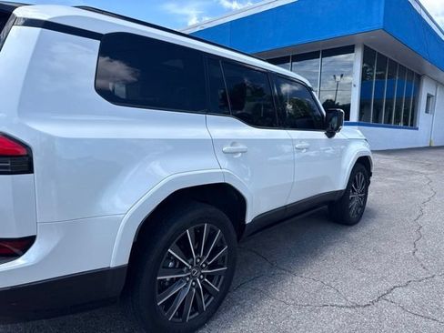 Used 2024 Lexus GX 550 w/ Accessory Package (2T) AWD/4WD image 11