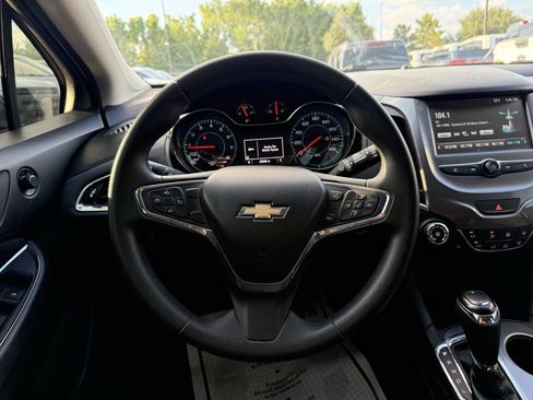 Used 2018 Chevrolet Cruze LT w/ Convenience Package FWD image 22