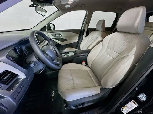 Used 2025 Nissan Rogue SV image 12