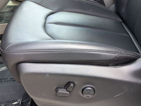 Used 2024 Chrysler Pacifica Touring-L FWD image 15