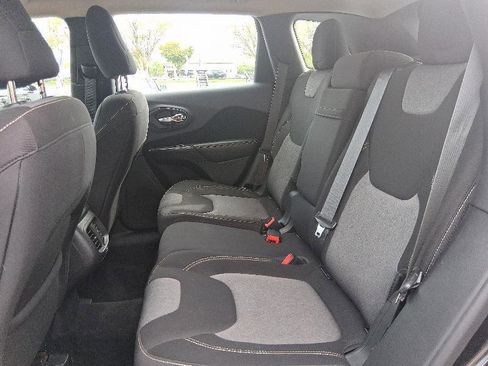 Used 2014 Jeep Cherokee Sport image 18