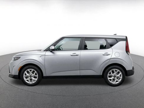 Used 2025 Kia Soul LX w/ LX Technology Package FWD image 4