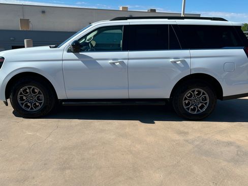 Used 2025 Ford Expedition Active AWD/4WD image 2