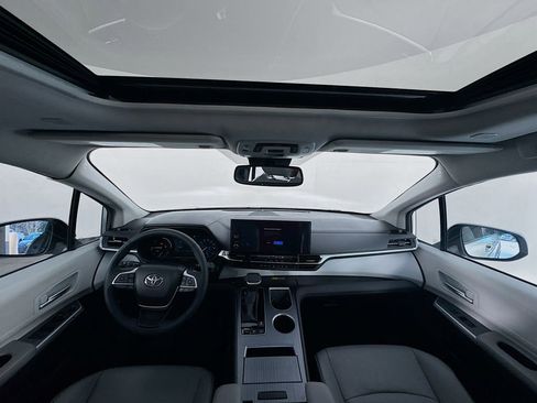 Used 2025 Toyota Sienna XLE image 39