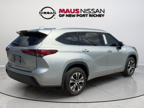 Used 2021 Toyota Highlander XLE AWD/4WD image 15