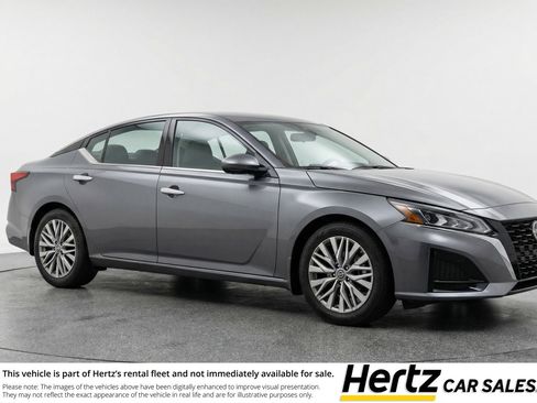 Used 2025 Nissan Altima 2.5 SV image 1