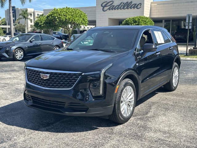 Used 2024 Cadillac XT4 Luxury w/ Cold Weather Package FWD image 7