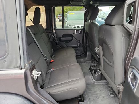 Used 2018 Jeep Wrangler Unlimited Sport image 11