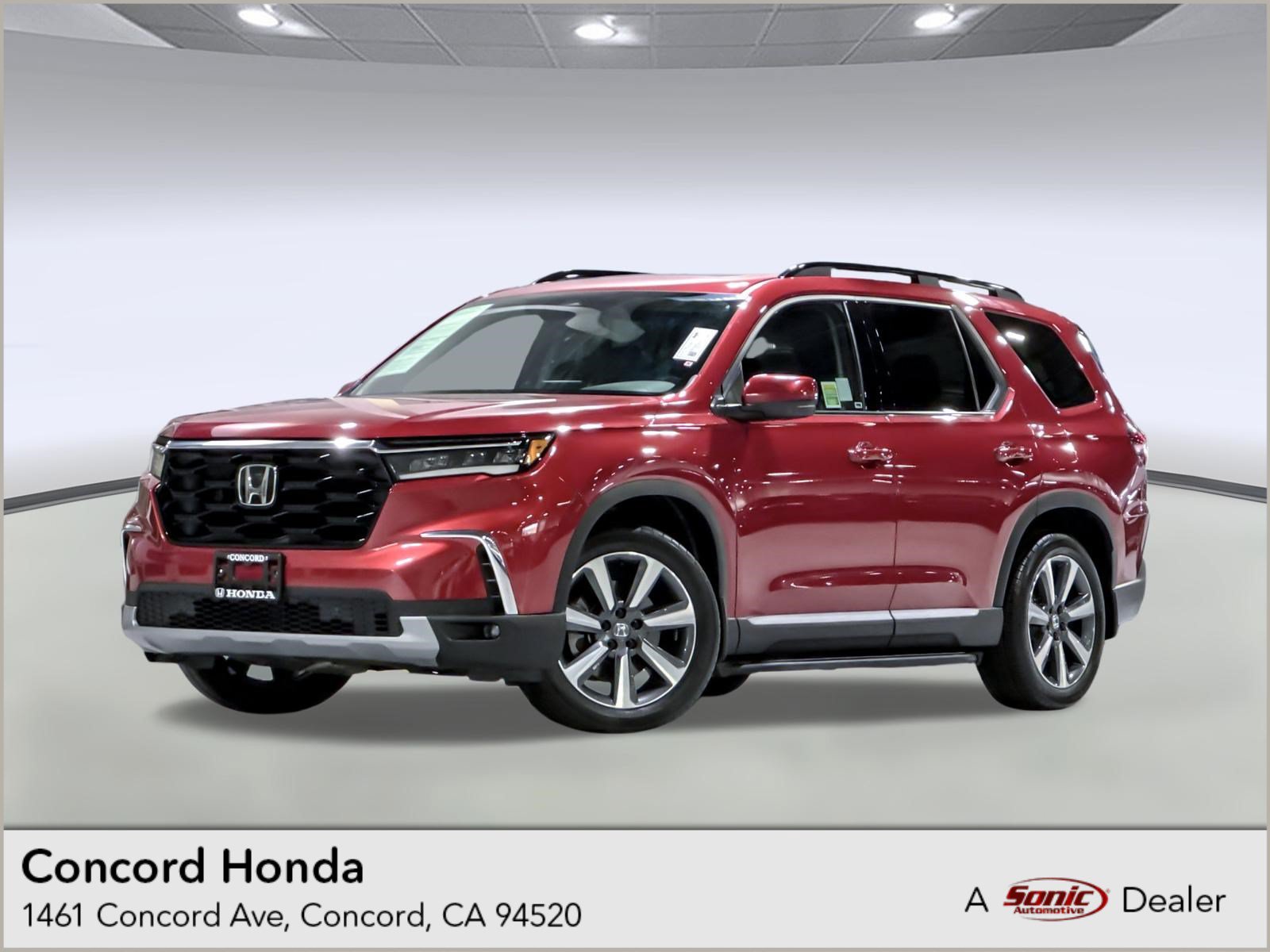 Used 2025 Honda Pilot Touring image 1