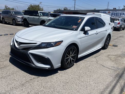Used 2022 Toyota Camry SE w/ Audio Upgrade Package FWD image 3