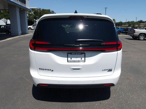 New 2025 Chrysler Pacifica Limited image 7