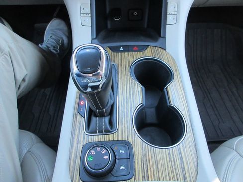 Certified 2019 GMC Acadia Denali w/ Technology Package image 32