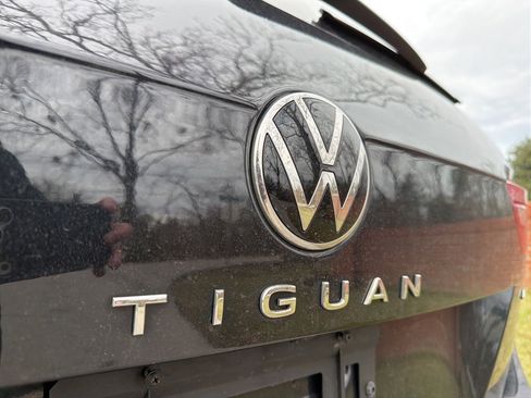 Used 2022 Volkswagen Tiguan SE w/ Panoramic Sunroof Package image 8