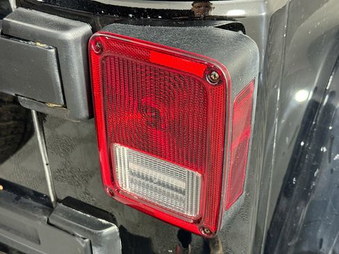 Used 2014 Jeep Wrangler Unlimited Sahara image 31