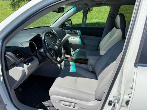 Used 2012 Toyota Highlander Limited w/ Tow Pkg FWD image 9