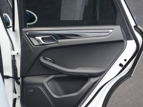 Certified 2026 Porsche Macan AWD/4WD image 28