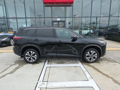 Used 2023 Nissan Rogue SV image 3